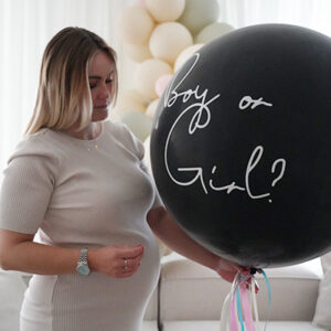 Gender Reveal Ballon schwarz gefüllt mit rosa Konfetti