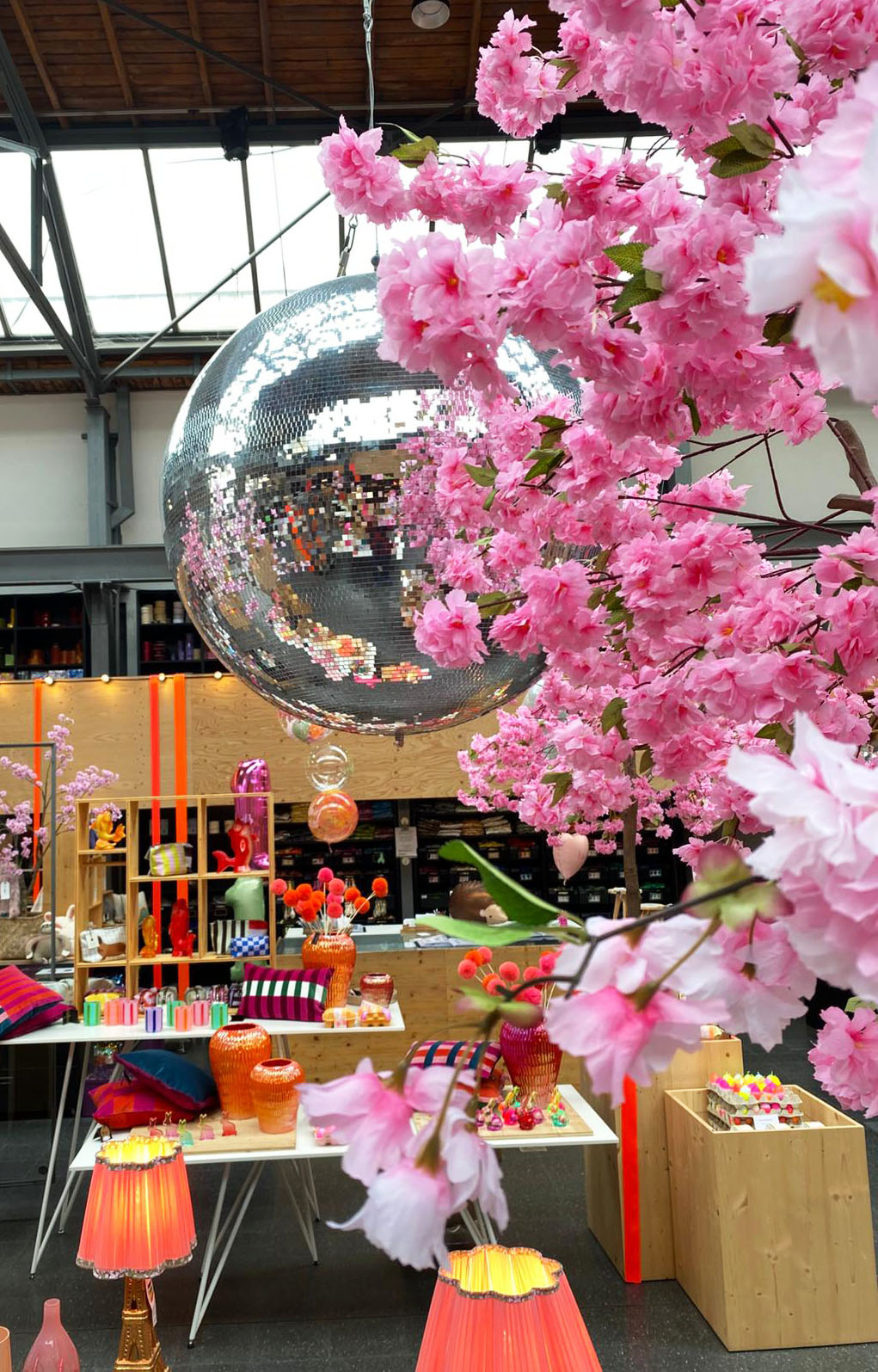BALLONI Store Frühjahrsdeko mit Discokugel, Kirschblüten und Partyartikeln in Orange und Rosa