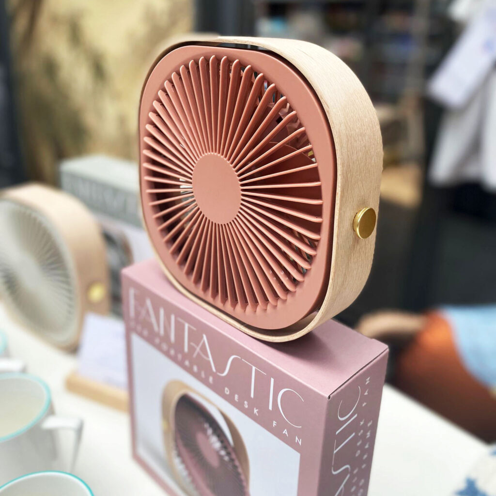 Wunderschöner Tisch Ventilator im BALLONI Store mit sonnigem Ladenhintergrund